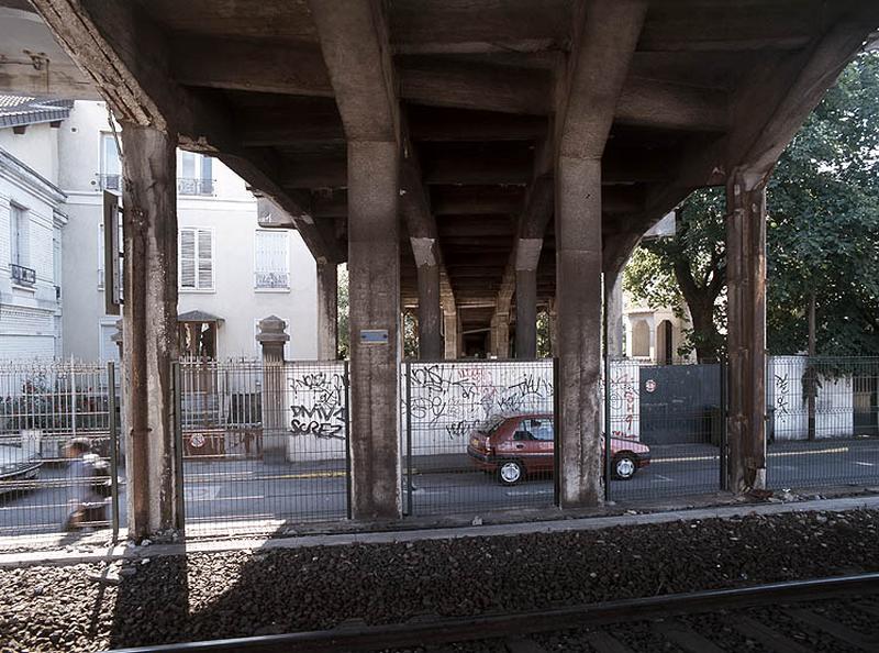 Infrastructures du pont maçonné enjambant les voies de la gare.