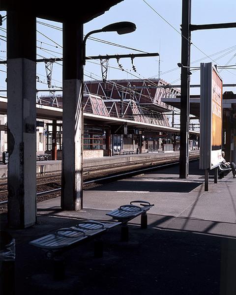 Les quais de la gare et le P.R.S. vus de sous le pont enjambant les voies.