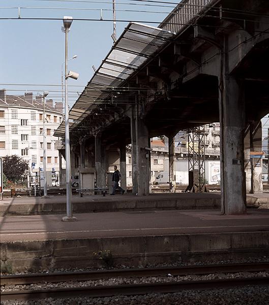 Pont maçonné enjambant les voies de la gare.