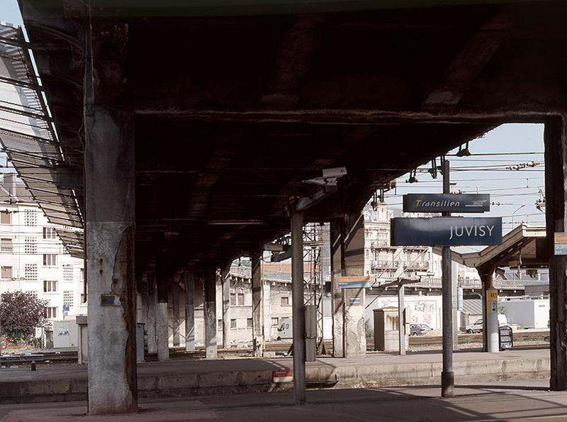 Infrastructures du pont maçonné enjambant les voies de la gare.