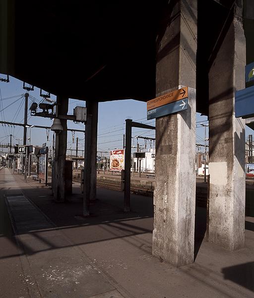 Infrastructures du pont maçonné enjambant les voies de la gare.