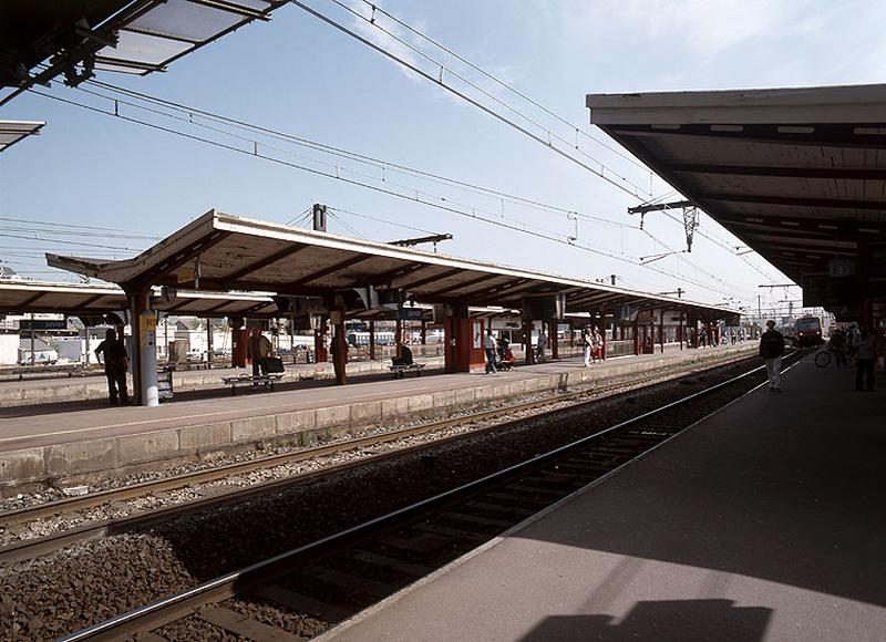 Les quais et les abris de la gare voyageurs du réseau P.O.