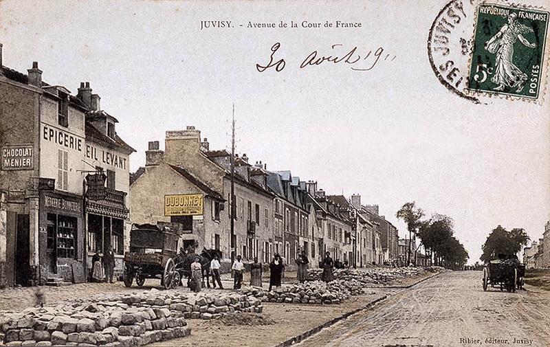 Chantier de repavage de la chaussée de la R.N.7 vers 1900.