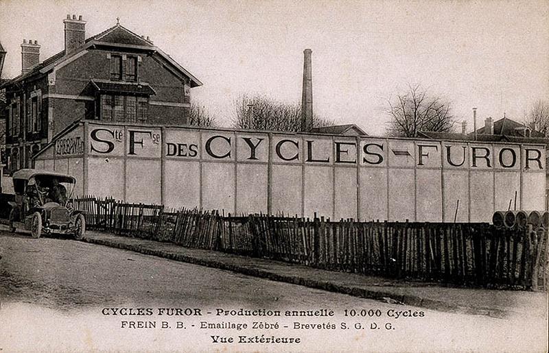 Vue des installations de l'usine de cycles Furor depuis la rue de Draveil prise vers 1910.