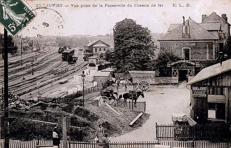 Gare de Juvisy-triage : la place de la gare vers 1900 (avant la reconstruction de la gare en 1907), avec la première halle de transbordement à l'arrière-plan.