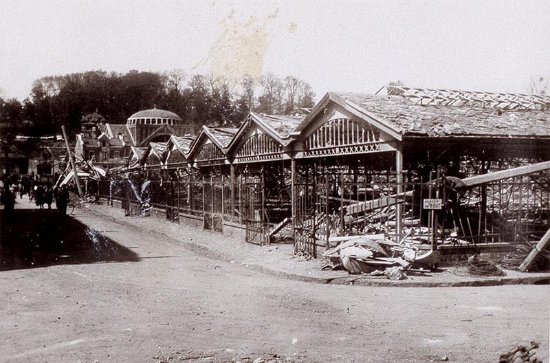 Vue d'ensemble du marché au lendemain du bombardement du 18 avril 1944.