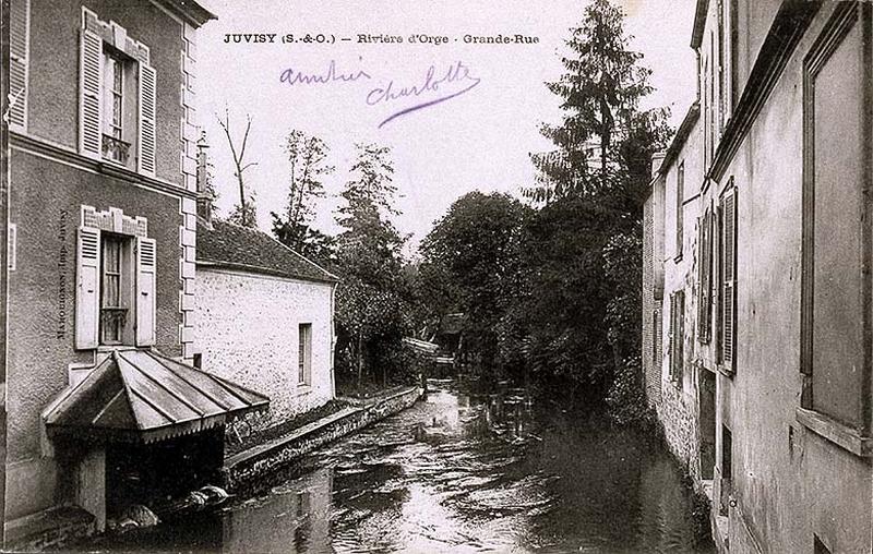 L'Orge vue du pont de la Grande-Rue, vers l'aval.