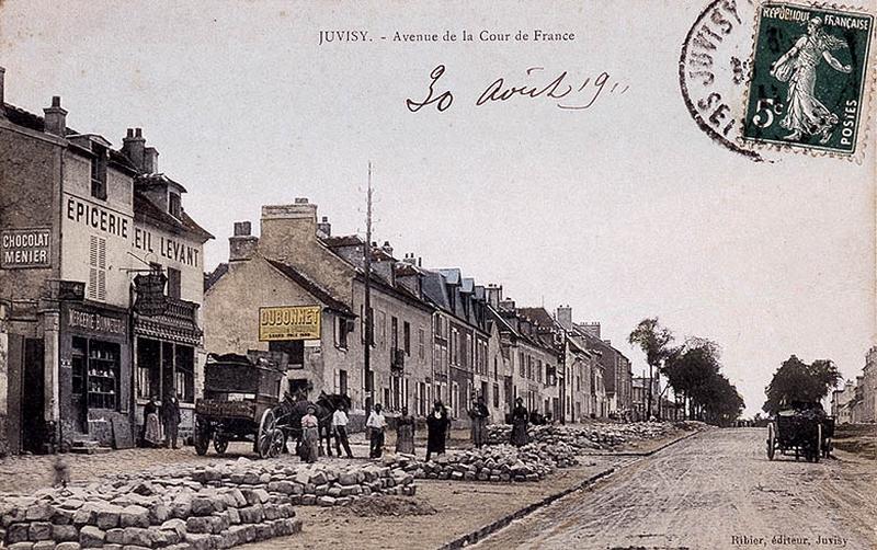 La Route nationale 7 dans sa traversée de Fromenteau, lors d'un chantier de réfection du pavage vers 1910.