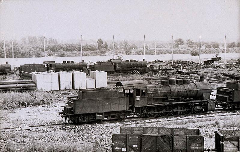 Vue partielle du petit dépôt des locomotives à proximité du triage prise vers 1900.