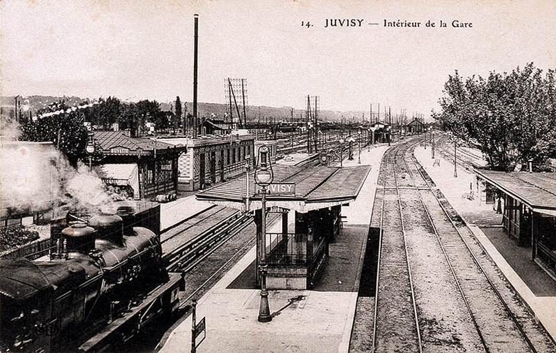 La gare et ses voies ferrées : la gare voyageurs vers 1910 : vue des quais et des voies en direction du triage situé à l'arrière-plan.