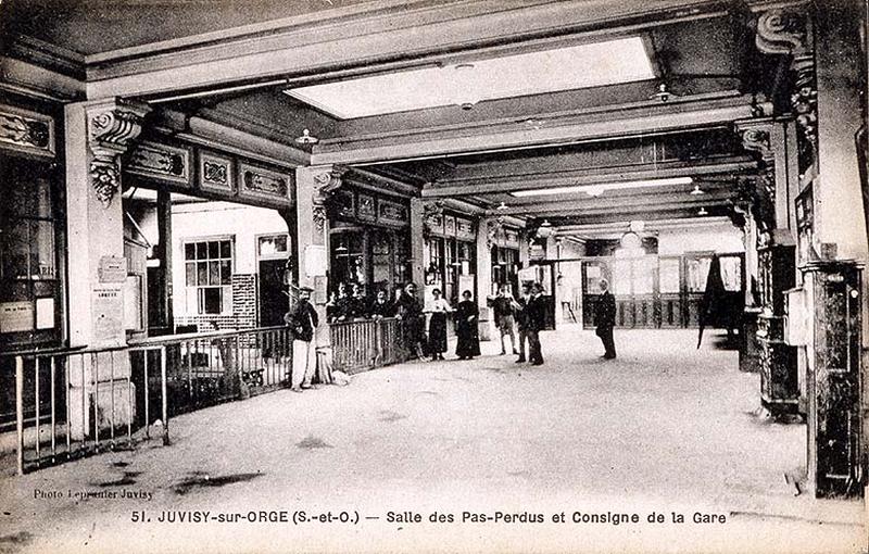 Gare de Juvisy-voyageurs (2e gare) : la nouvelle gare voyageurs vers 1910 : vue intérieure de la salle des pas-perdus et de la consigne.