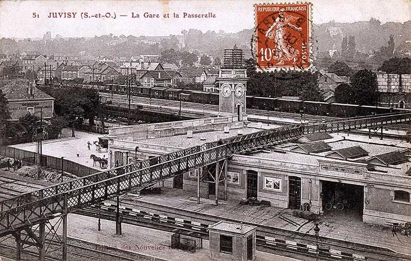 Gare de Juvisy- voyageurs vers 1910 : vue extérieure des bâtiments montrant la gare récemment construite sous les passerelles métalliques antérieures.