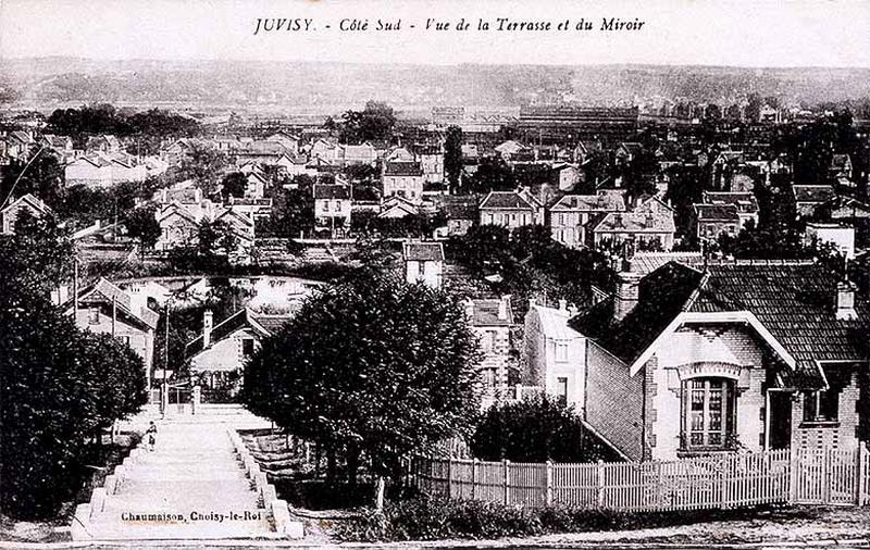 Les premières maisons du lotissement du parc supérieur vues de la terrasse, avec, à l'arrière-plan, le lotissement du parc inférieur.