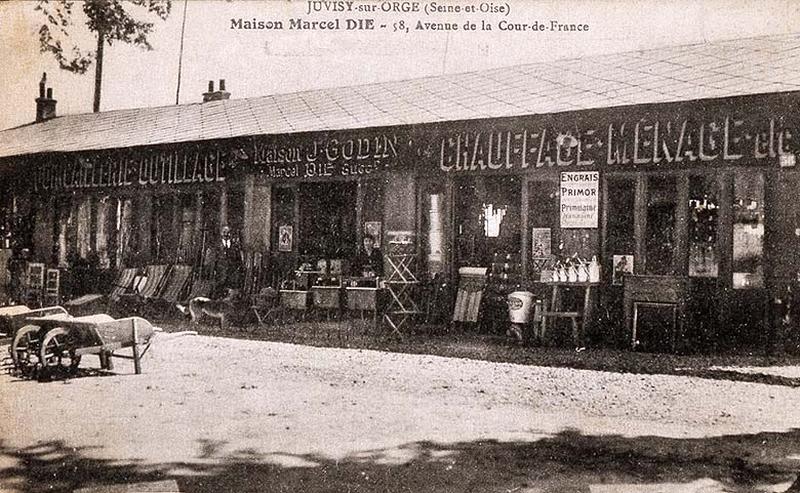 Devanture s'allongeant le long de la R.N.7 du magasin de quincaillerie et outillage de Marcel Die.