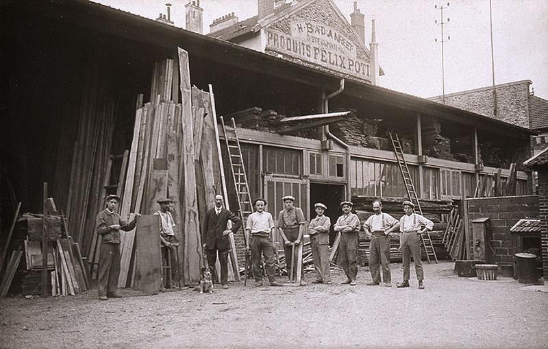 Vue intérieure d'une entreprise de vente de bois d'oeuvre au détail, dans le centre de Juvisy.