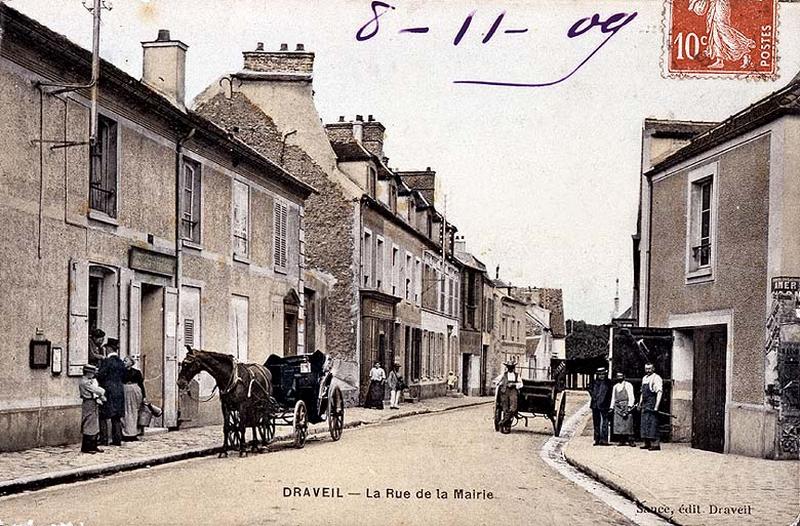 La rue de la Mairie ; elle reliait autrefois la place de la République à la première mairie située à la pointe marquant le départ de la rue de l'Ecole (rue du Docteur Débordes) et de la rue de Mainville.