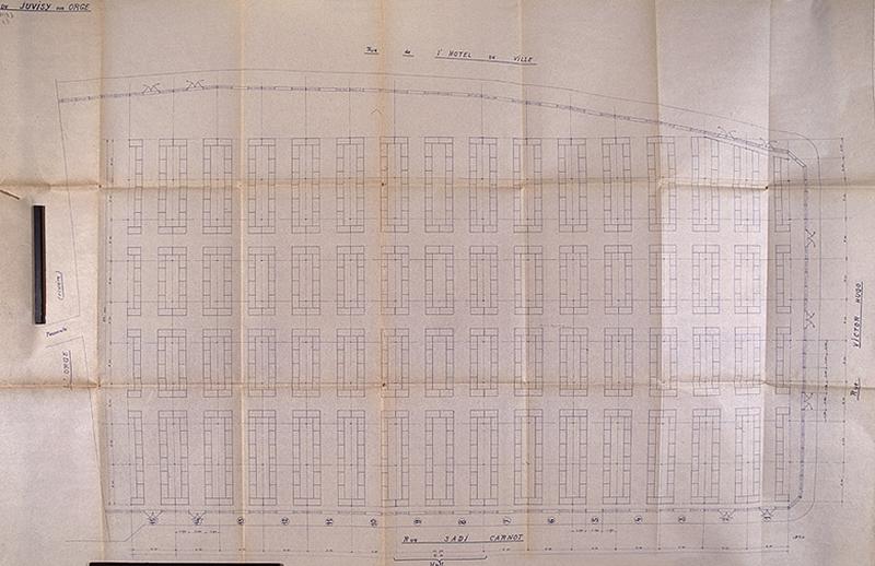 Plan de la disposition intérieure des emplacements disponibles du marché couvert installé à demeure en 1935 le long de l'Orge, sur l'esplanade du château.