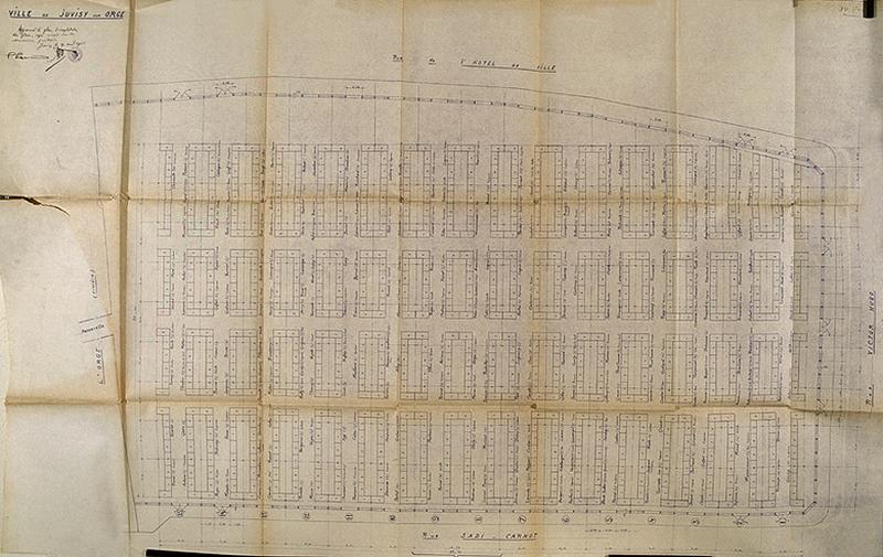 Plan portant affectation nominale des emplacements attribués du marché public couvert construit le long de l'Orge, sur l'esplanade du château vers 1935.