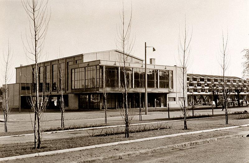 Bâtiment de la salle des fêtes : état initial de la facade nord tout juste achevée, avant l'extension du palais de justice en 1974.