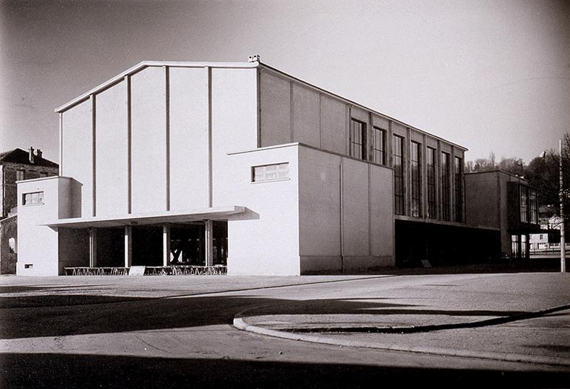 Bâtiment de la salle des fêtes : état initial de la façade est tout juste achevée, avant l'extension du palais de justice en 1974.