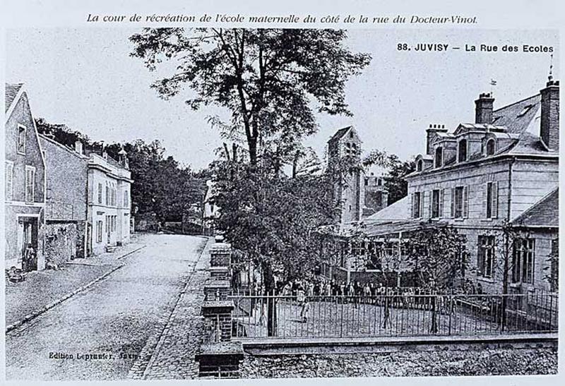 La rue du Docteur Vinot avec l'église Notre-Dame juste achevée.