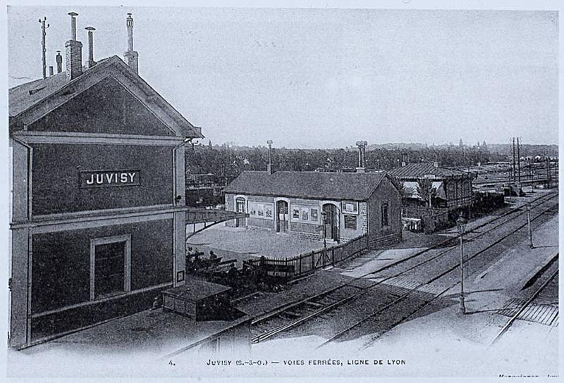 Gare de Juvisy-voyageurs : vue de la première gare, agrandie et augmentée d'annexes : photographie anonyme prise depuis le réseau PLM.