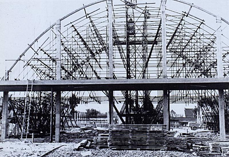 La voûte de la halle en cours de construction.