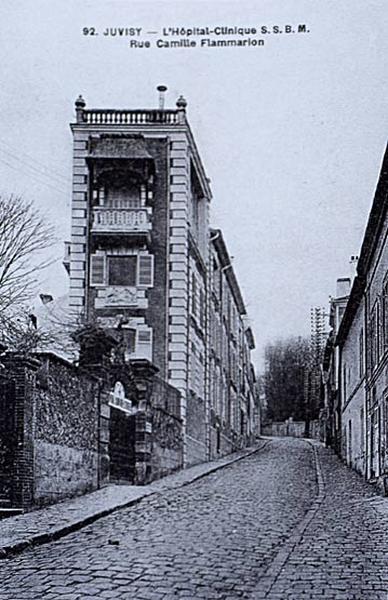 La façade du bâtiment sur la rue.