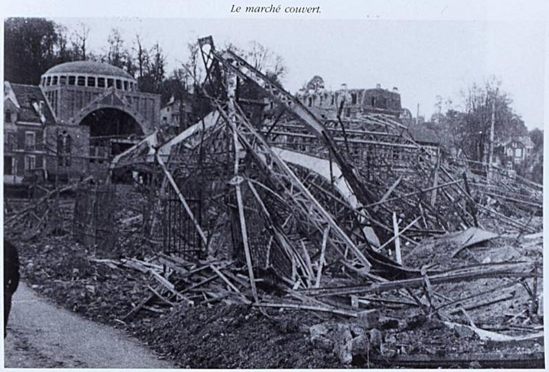 Ruines du marché bombardé par les alliés en juin 1944.