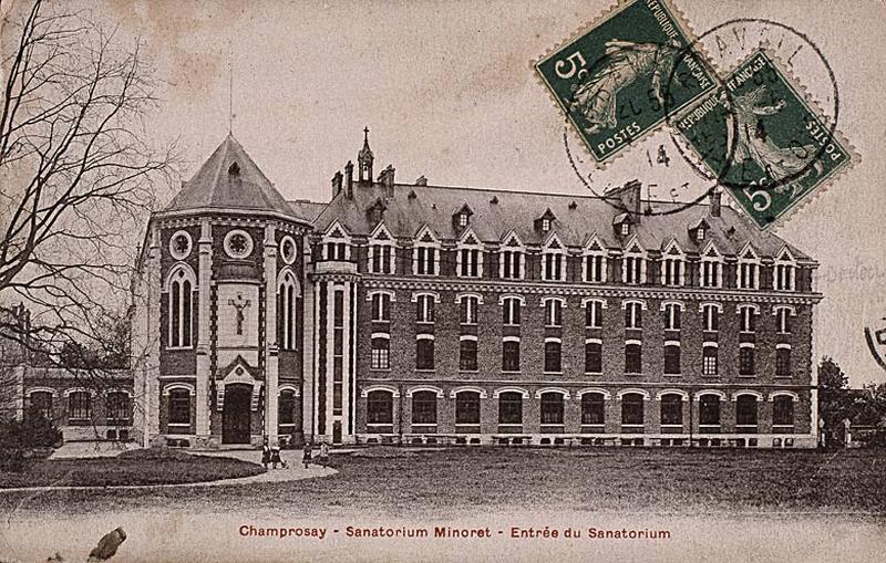 Le chevet de la chapelle reliée au bâtiment de la communauté. Le pavillon Saint-Raphaël qui date de 1932 n'est pas encore construit.
