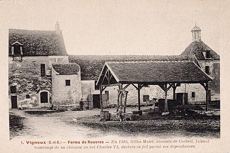 Ferme de Rouvres : vue des bâtiments sur la cour intérieure.