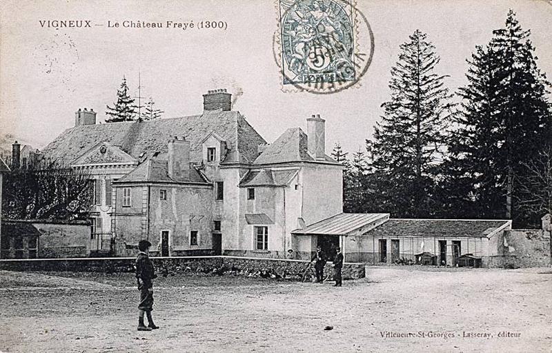 Vue d'ensemble du château, avec une partie des communs.