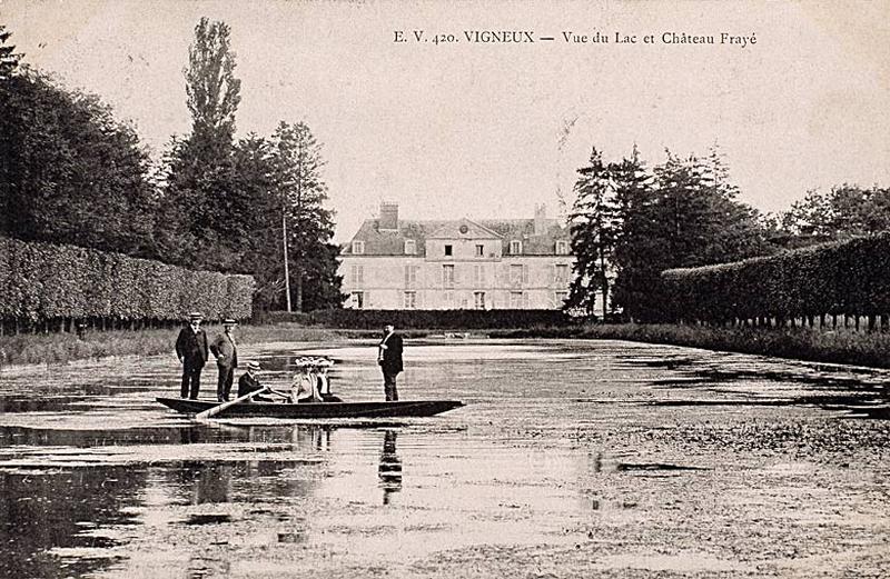 La pièce d'eau et le château à l'arrière-plan.