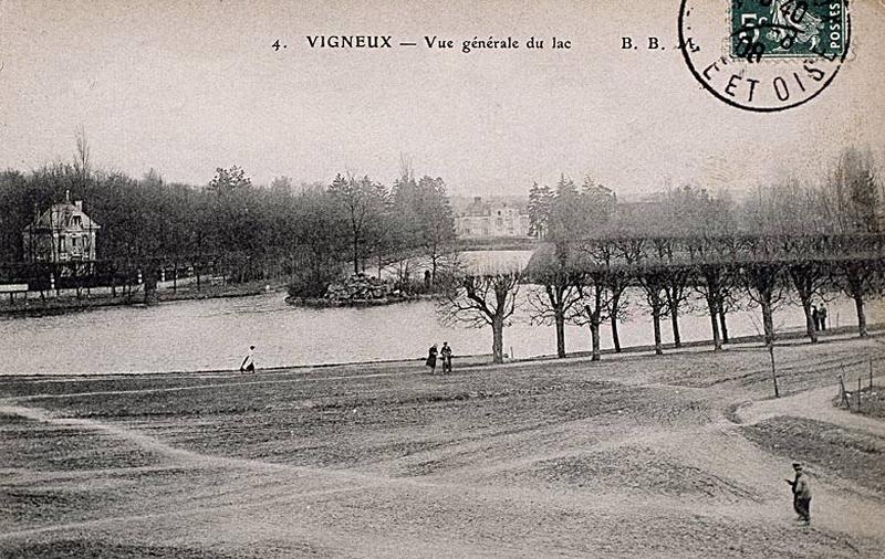 Vue d'ensemble de la pièce d'eau, avec le château à l'arrière-plan.
