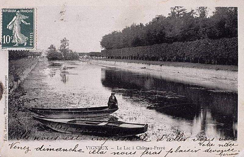 La façade du château à l'extrémité de la partie rectangulaire de la pièce d'eau.