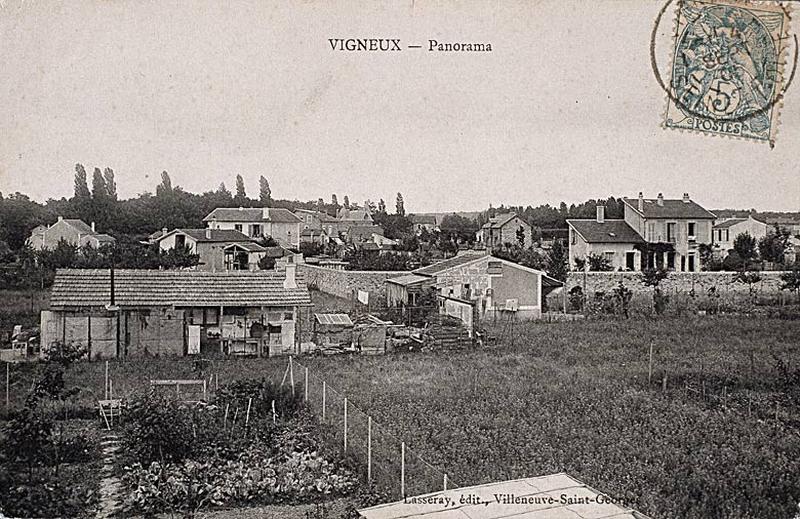 Panorama ; au premier plan à gauche, un 'cabanon'.