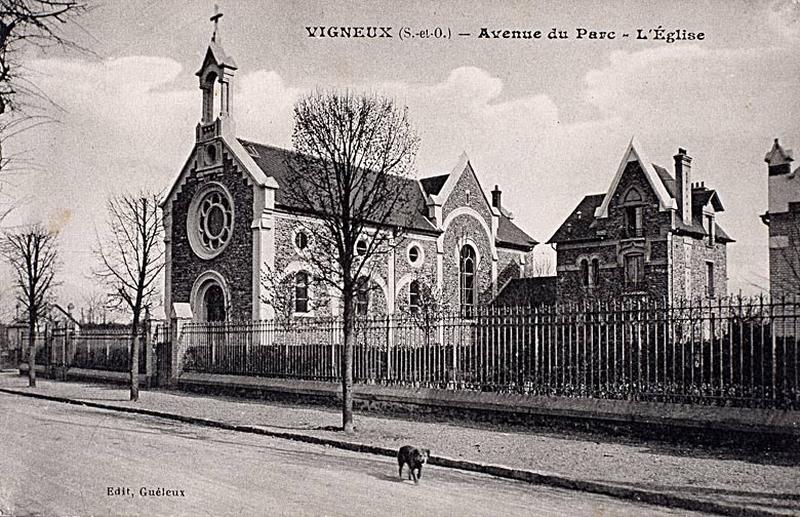Vue d'ensemble : l'église (sans bas-côtés, avant les agrandissements de 1930 et 1935), le presbytère et le départ de la salle paroissiale.