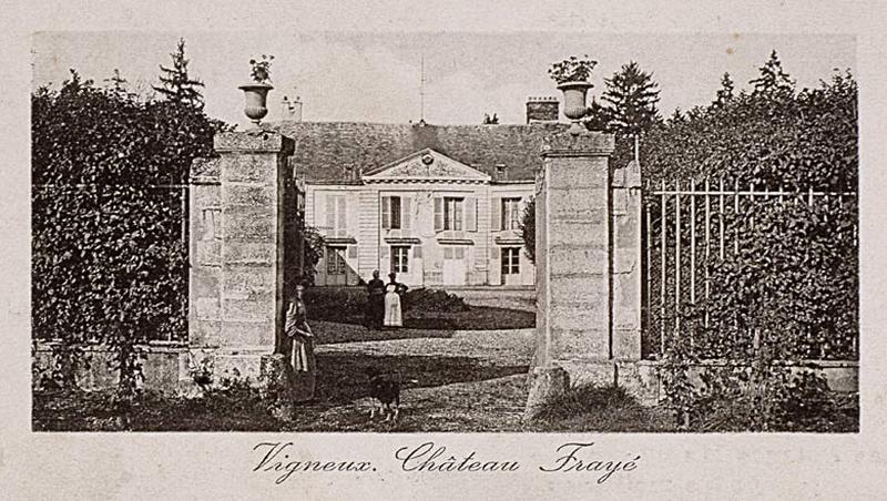 Le château derrière son portail d'entrée.