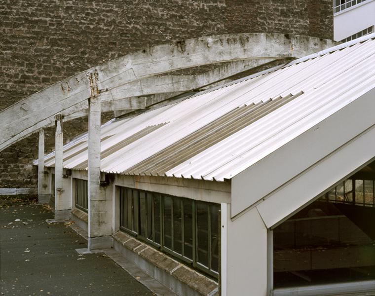 Détail d'un arceau et d'une l'aiguille de fixation de la toiture suspendue.
