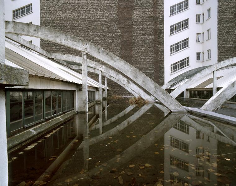 Détail d'un arceau et d'une l'aiguille de fixation de la toiture suspendue.