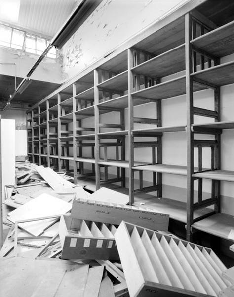 Intérieur de la halle n° 2 (partie fabrication). Contre le mur, les 'casiers dévidage' et, au sol, les 'casiers étiquettes'.