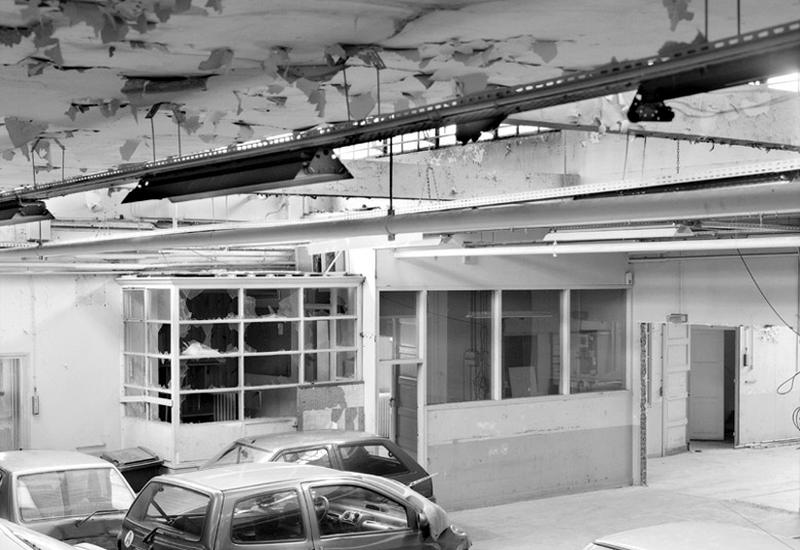 Intérieur de la halle n° 2 (partie manutention). Bureau.
