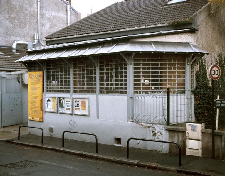 Véranda à décor de bois et métal.