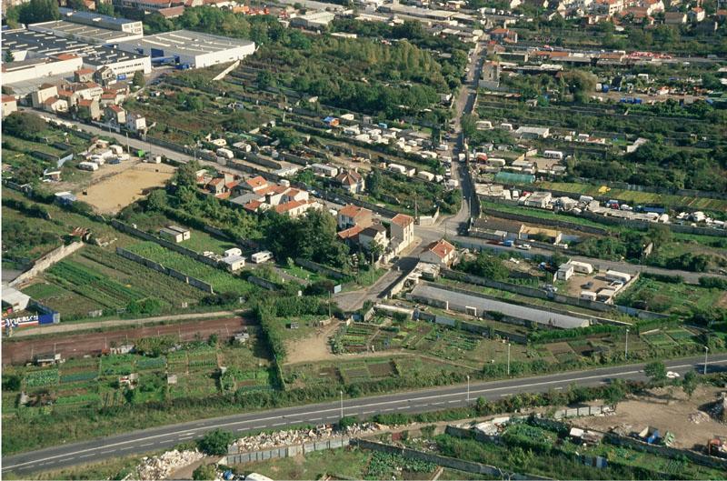 Vue aérienne de Montreuil : murs à pêches, octobre 2000