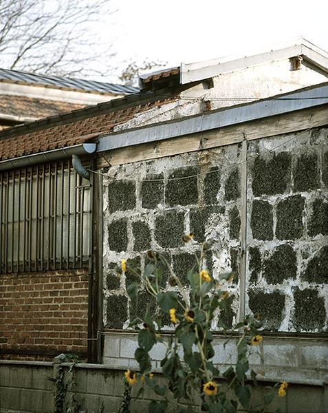 De droite à gauche : mur extérieur du magasin aux modèles, en parpaings de mâchefer (1er quart XXe siècle) ; mur de la halle de sablage, en brique pleine (1947-1949).