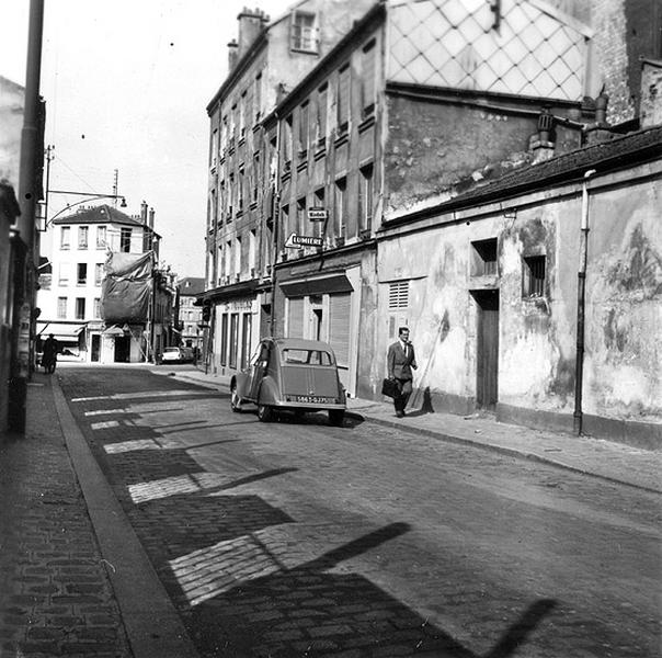 La rue des Bruyères vue depuis l'entrée de l'usine Kalker (en cours de destruction).