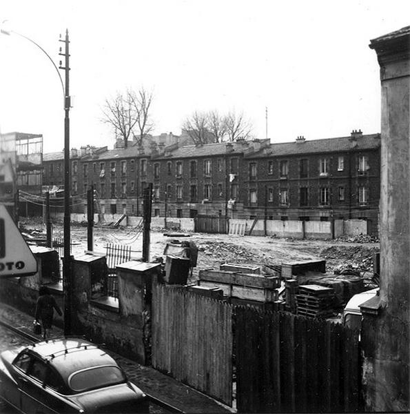 La cour de l'usine Kalker après le démolition de la chaufferie et d'une partie des ateliers.