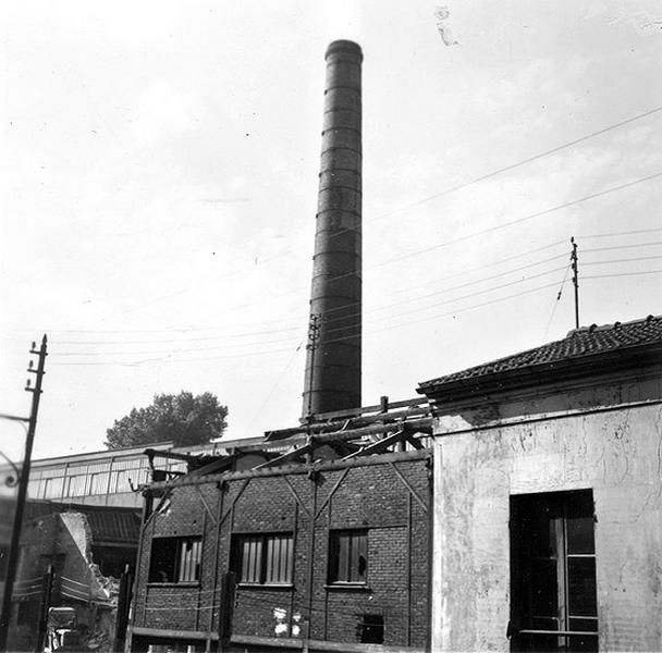La cheminée de l'usine Kalker avant sa destruction.