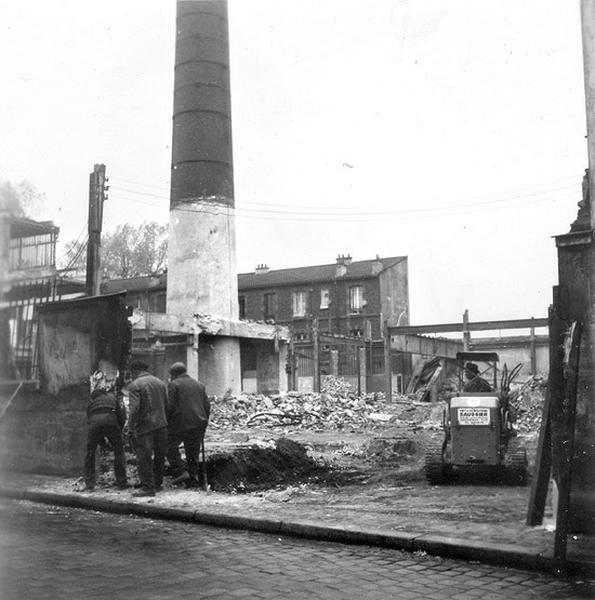 Destruction de la chaufferie de l'usine Kalker.