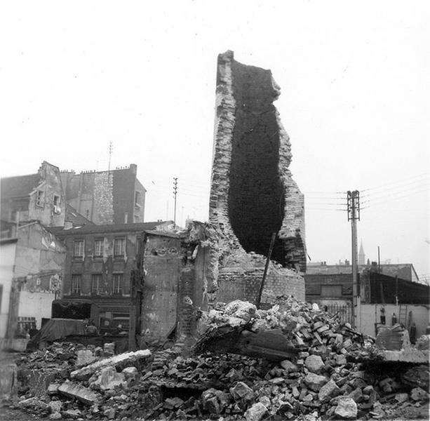 Destruction de la cheminée de l'usine Kalker.